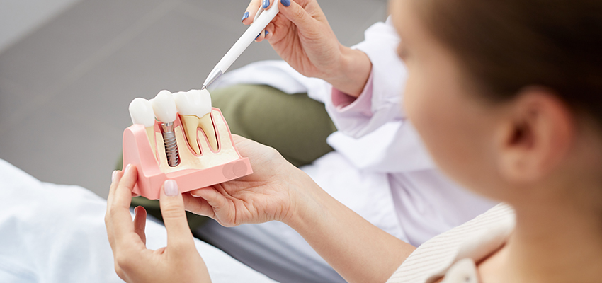 Asiakkaalle selitetään hammasimplanttitoimenpiteestä