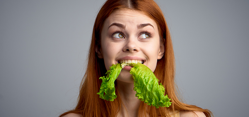 Naisella salaatinlehti suussa